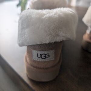 UGG size 8 Diara